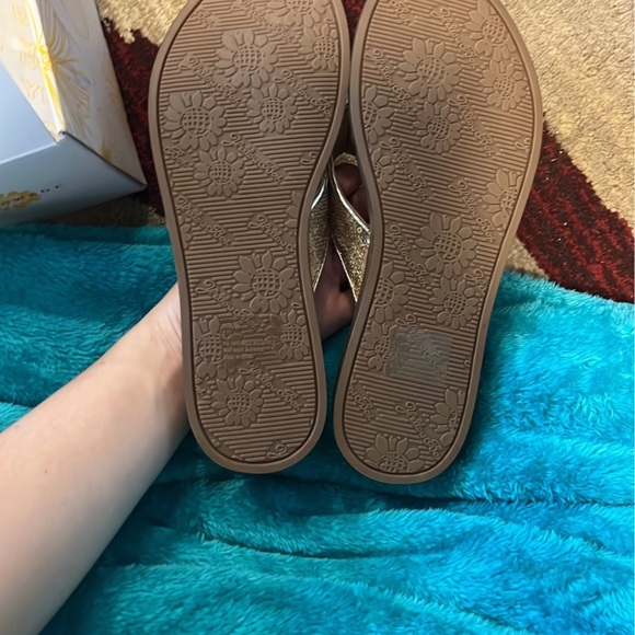 yellow box flip flops - Picture 5 of 5